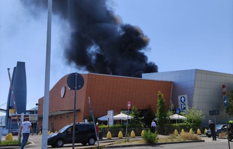 Una densa colonna di fumo nero e fiamme si sprigionarono dal centro commerciale