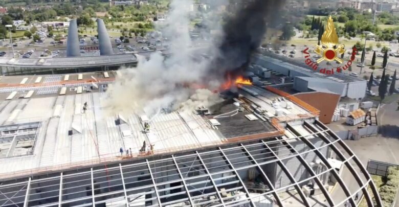 Incendio Centro commerciale di ponte a greve, riprese aeree dei Vigili del fuoco