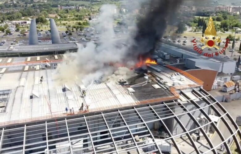 Incendio Centro commerciale di ponte a greve, riprese aeree dei Vigili del fuoco