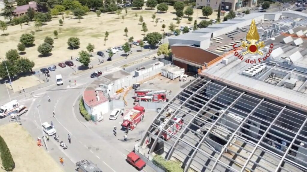 Incendio Centro commerciale di ponte a greve, riprese aeree dei Vigili del fuoco