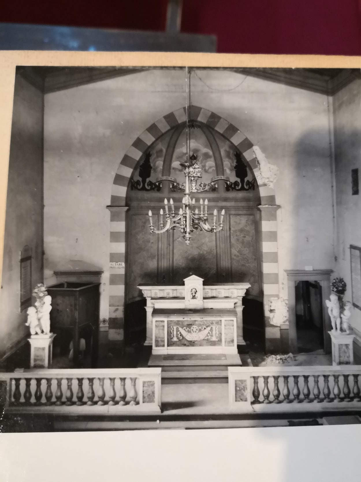 Foto di archivio che mostra l'altare della Chiesa di Santa Maria a Soffiano nel Dopoguerra