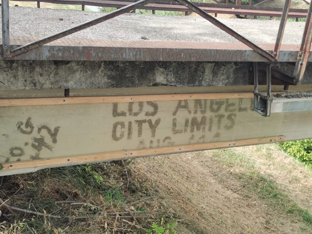 La scritta Los Angeles City Limit sul Ponte dei Cazzotti