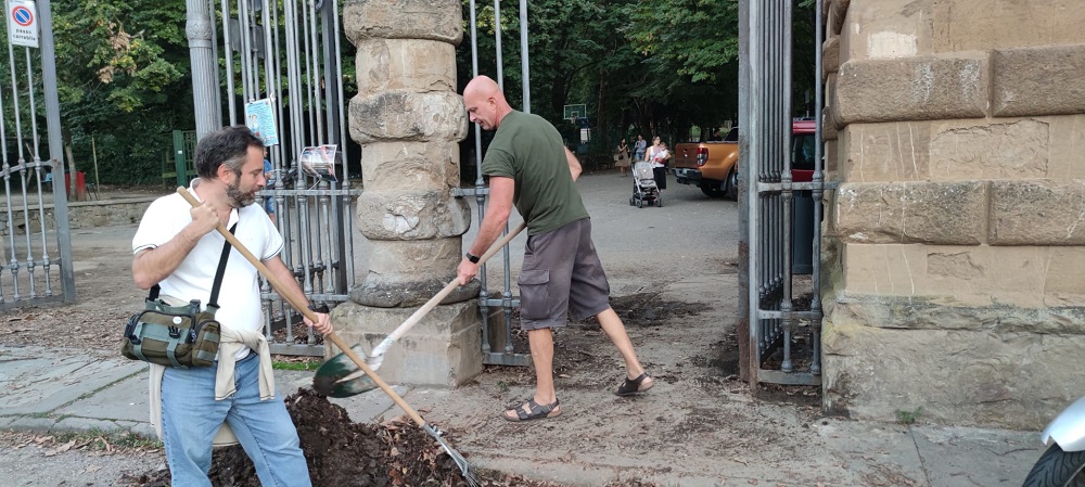 volontari puliscono tombini fango foglie boschetto (2)