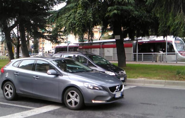 attraversare semaforo piazza batoni