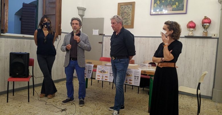 Le due socie fondatrici di OkMissDora Gloria Ballariano e Francesca Maleci con il presidente di Quartiere 4 Mirko Dormentoni e il project manager Saverio Zeni alla presentazione del crowfounding