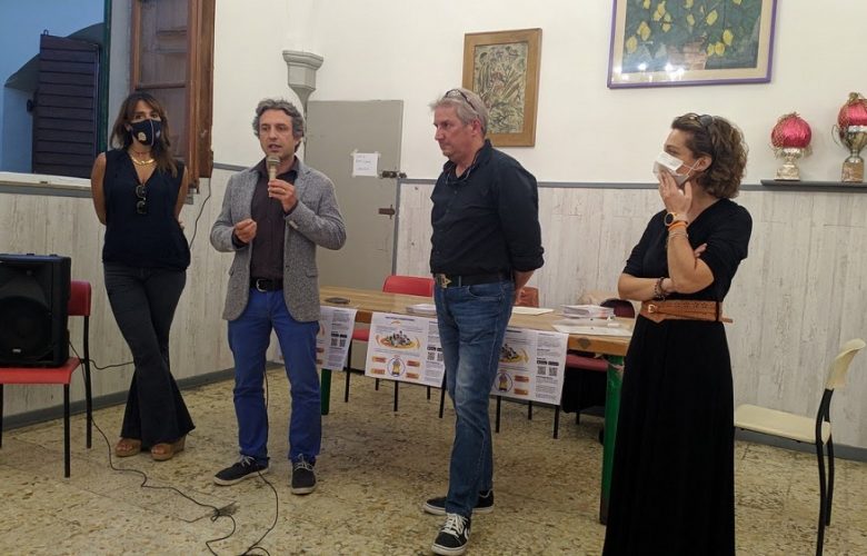 Le due socie fondatrici di OkMissDora Gloria Ballariano e Francesca Maleci con il presidente di Quartiere 4 Mirko Dormentoni e il project manager Saverio Zeni alla presentazione del crowfounding