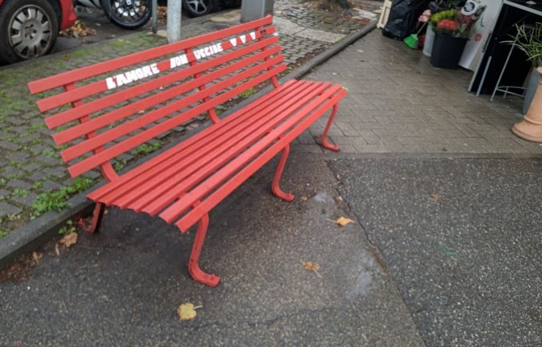 Panchina rossa nella piazzetta in via di Scandicci angolo via degli Arcipressi. Le panchine rosse che stanno apparendo in varie città, sono il simbolo della sensibilizzazione contro la violenza sulle donne.