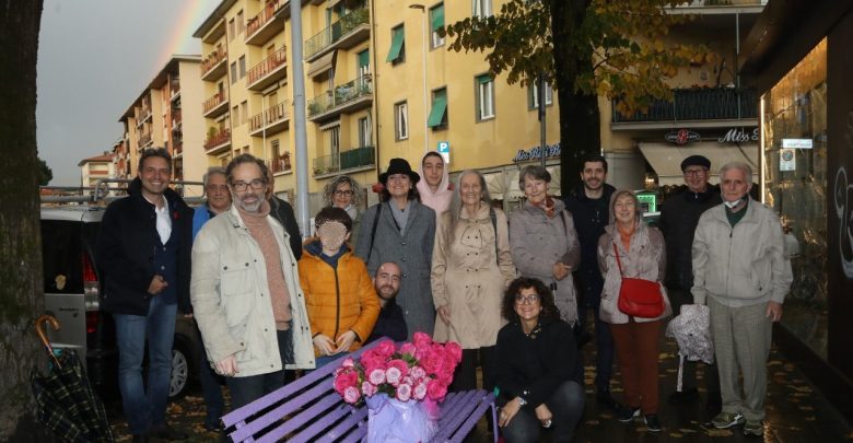 panchina viola della gentilezza via di scandicci 3