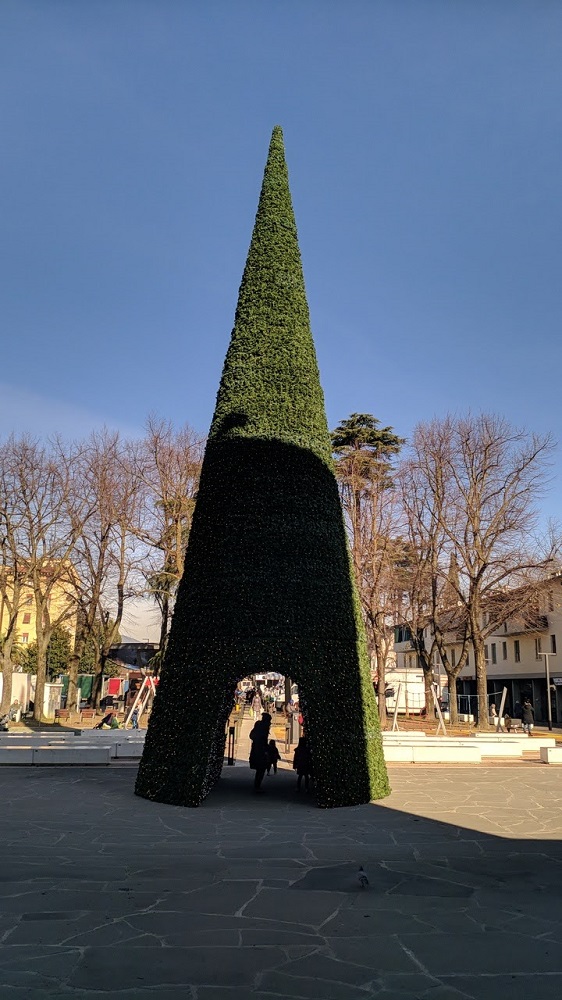 L'albero di Natale con galleria in piazza dell'Isolotto