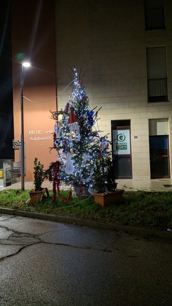 L'albero di Natale della Rete di Solidarietà del Quartiere 4, in piazzetta San Sepolcro tra l'Argingrosso e Santa Maria a Cintoia