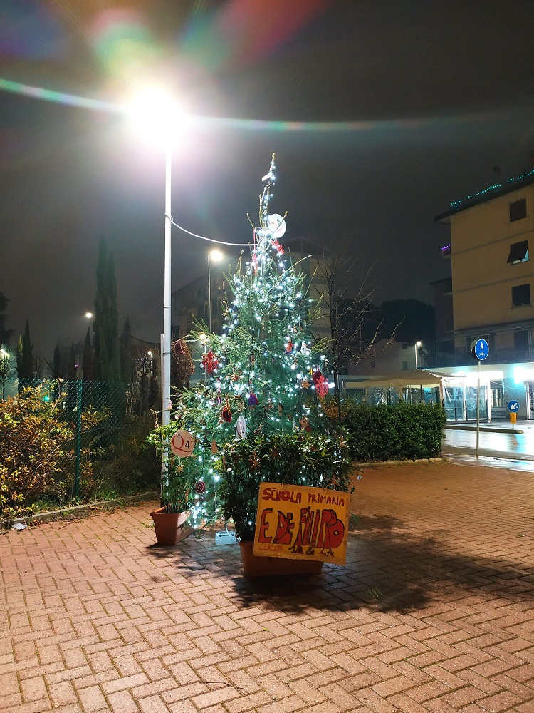 L'albero di Natale al giardino Michela Noli, all'angolo tra via Torcicoda e via Telemaco Signorini