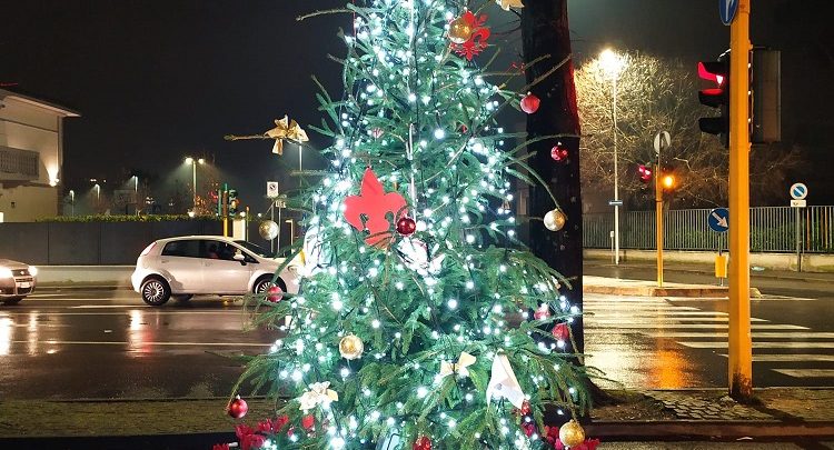 L'albero di Natale di Soffiano e Legnaia, nella piazzetta tra via di Scandicci, via degli Arcipressi e via Nicola Pisano