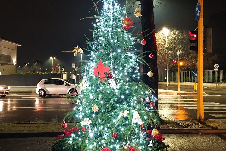 L'albero di Natale di Soffiano e Legnaia, nella piazzetta tra via di Scandicci, via degli Arcipressi e via Nicola Pisano