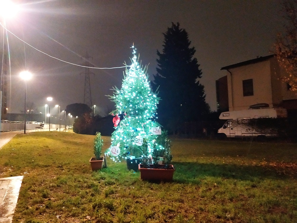 L'albero di Natale al Pontignale, tra via del Pantano e via Flavio Stilicone