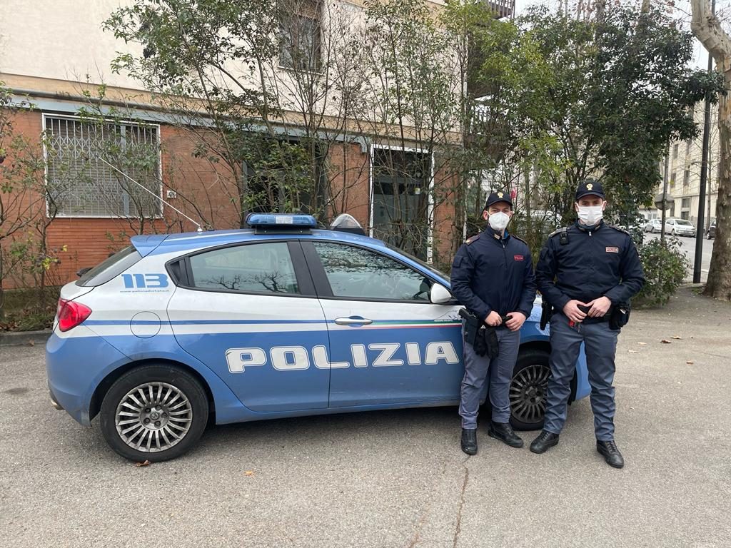 Polizia soccorre anziana isolotto