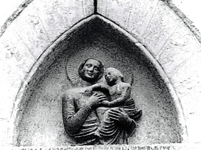 (Fig. 6) Alberto Arnoldi, Madonna col Bambino, post 1352, Firenze, Loggia del Bigallo, lunetta sul portale di Piazza del Duomo (foto d’epoca).
