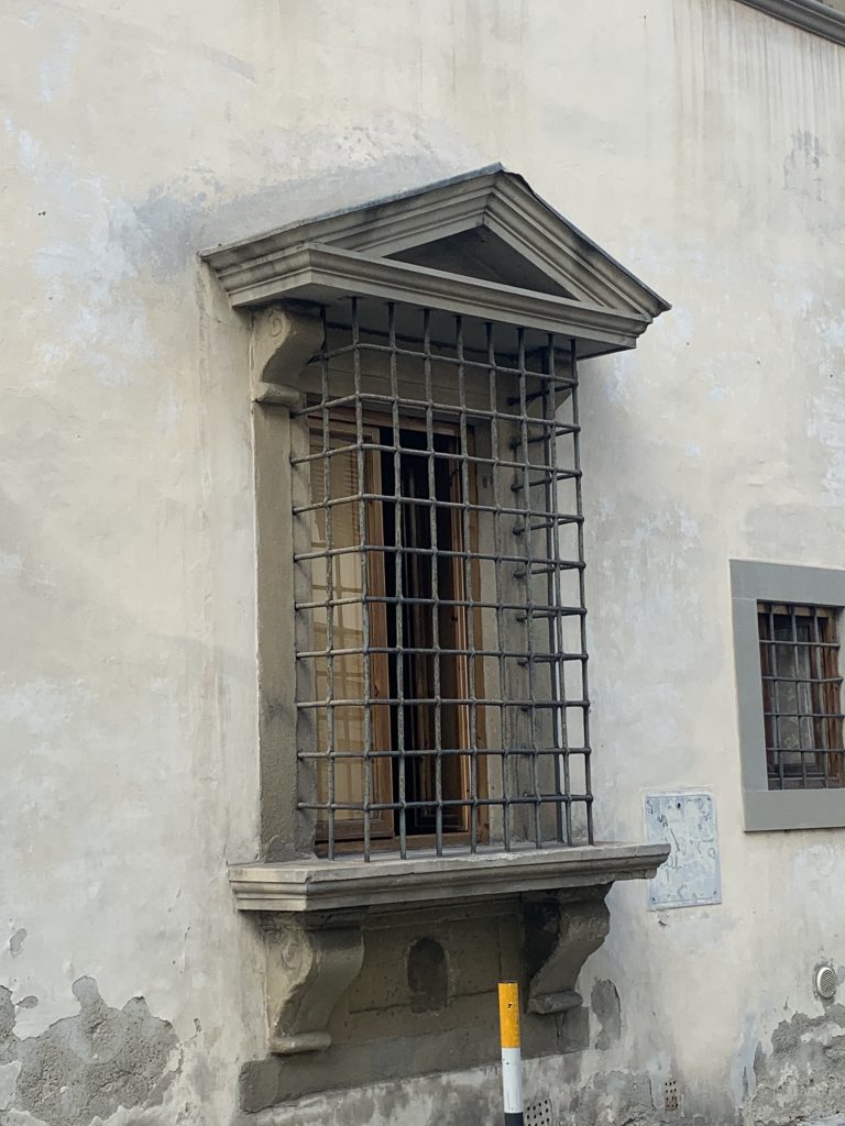 Il Palagio o Le Corti, finestra inginocchiata (Foto propria).