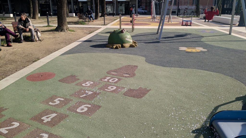 vandali giochi trippaio piazza dell'isolotto (2)