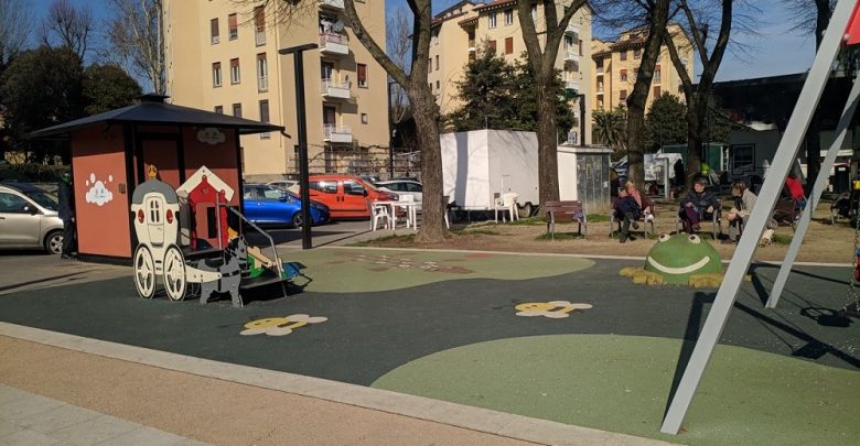 vandali giochi trippaio piazza dell'isolotto (5)