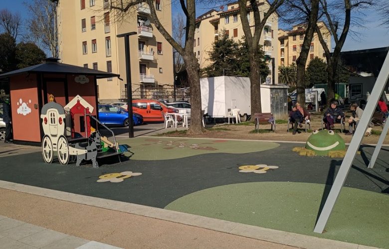 vandali giochi trippaio piazza dell'isolotto (5)