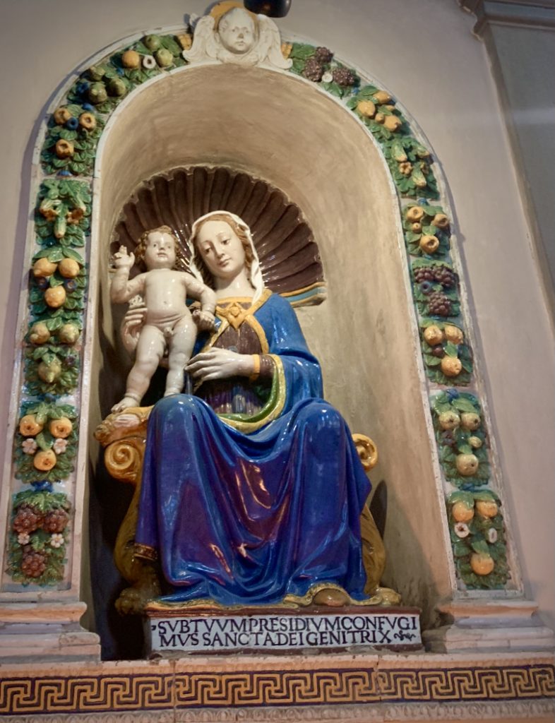 Bottega di Giovanni della Robbia, Madonna col Bambino, 1520 ca., terracotta policroma, 150 x 50 cm. 