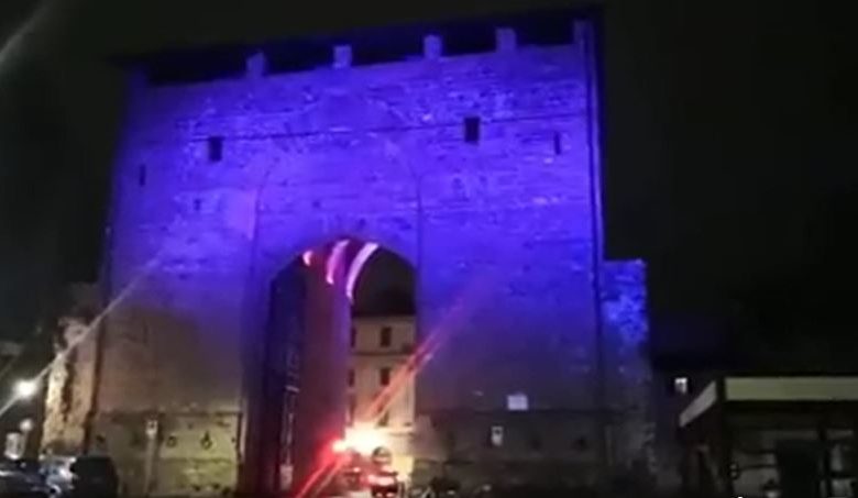 porta San Frediano illuminata blu viola