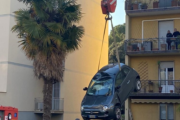 via dell'olivuzzo incidente auto cortile