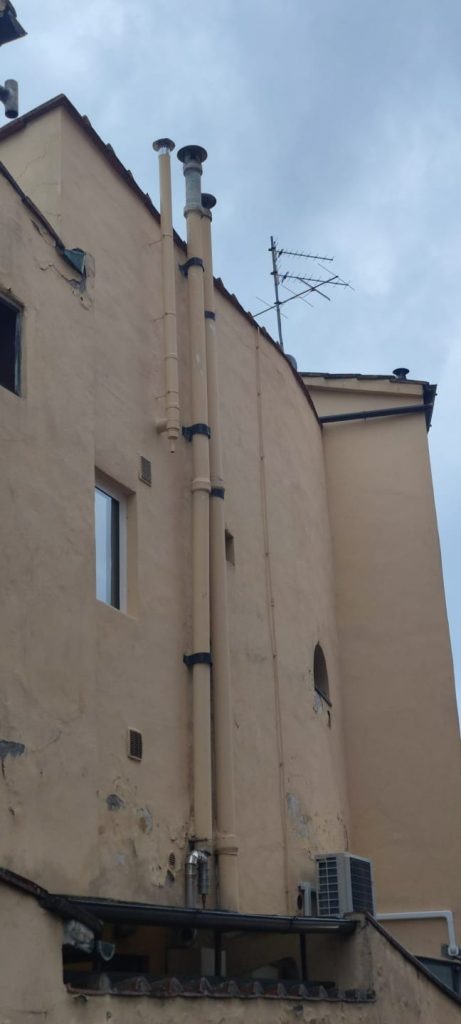 Dall'esterno si percepisce la forma rotonda di quella che probabilmente era una cappella o il chiesino dell'ex convento in via di Scandicci