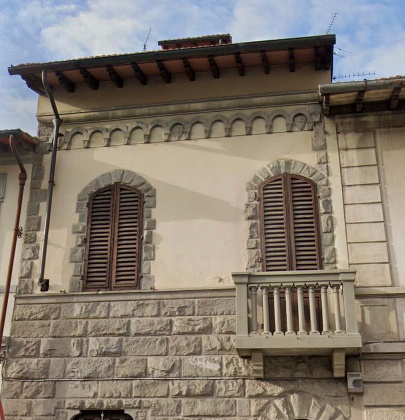 Architetto e scultore del XX secolo, Fronte della palazzina con cornici in pietra serena. Nella parte superiore della palazzina, stemmi neotrecenteschi. 