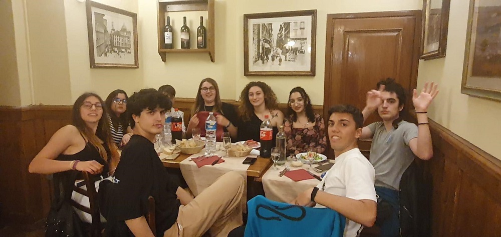 La serata del 10 si è conclusa con una cena conviviale tra gli studenti selezionati tra le menti più eccellenti d'Italia per la gara