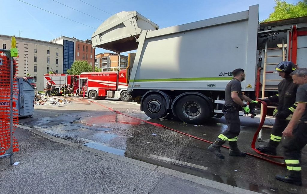 incendio camion Alia piazzetta Sansepolcro 1