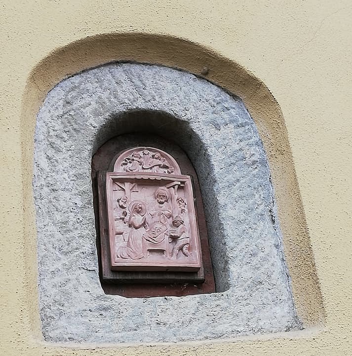 L'ex buchetta del vino, aperta sulla facciata della villa forse dagli Stiozzi-Ridolfi, trasformata in un tabernacolo.