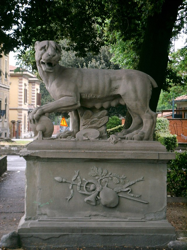 Uno dei leoni in marmo presenti al Parco delle Cascine