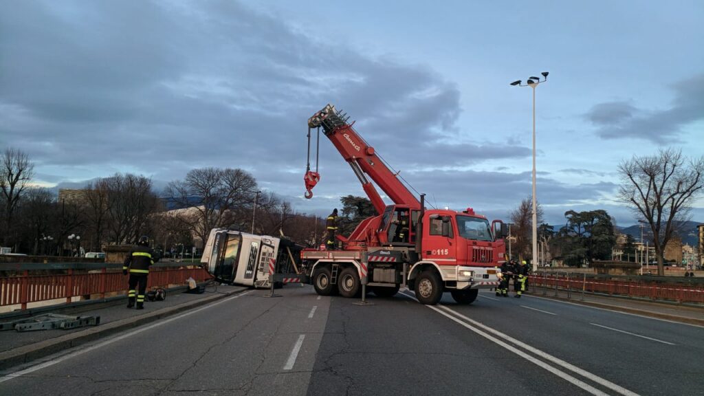 Rimozione tir Ponte alla Vittoria 3