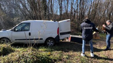 Lo sportello bancomat e il Doblò rubati sono stati ritrovati stamattina in un campo vicino Montespertoli
