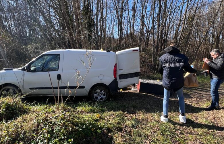 Lo sportello bancomat e il Doblò rubati sono stati ritrovati stamattina in un campo vicino Montespertoli