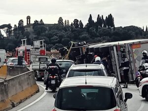 tir ribaltato ponte alla vittoria firenze (4)