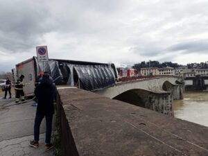 tir ribaltato ponte alla vittoria firenze (5)