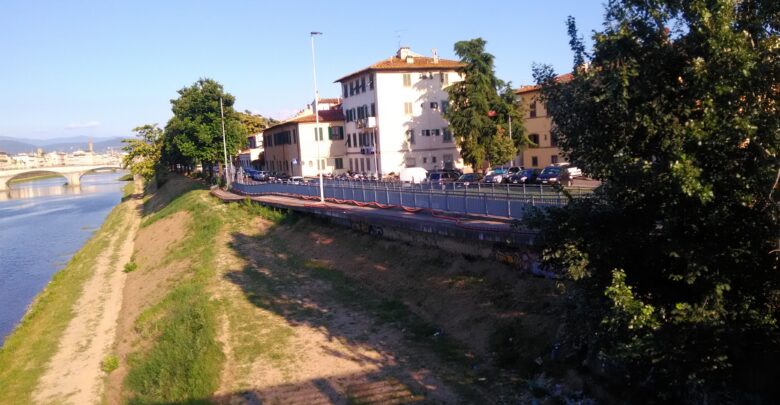La rapina è avvenuta in via Baccio Bandinelli e il criminale è scappato alle Cascine tramite il ponte della tramvia