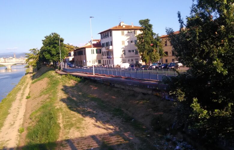 La rapina è avvenuta in via Baccio Bandinelli e il criminale è scappato alle Cascine tramite il ponte della tramvia