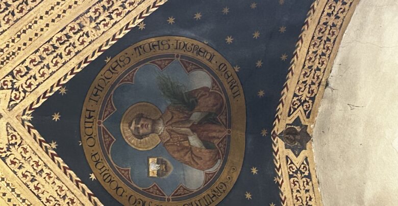 San Lorenzo, particolare degli affreschi nella volta presbiteriale.