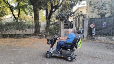 Il presidente Enrico Nencioni davanti al circolo del Boschetto chiuso ormai da cinque mesi. L'appello: "Una cena per raccogliere un po' di denaro per sanare alcuni sospesi con i fornitori e parlare del futuro dell’associazione"