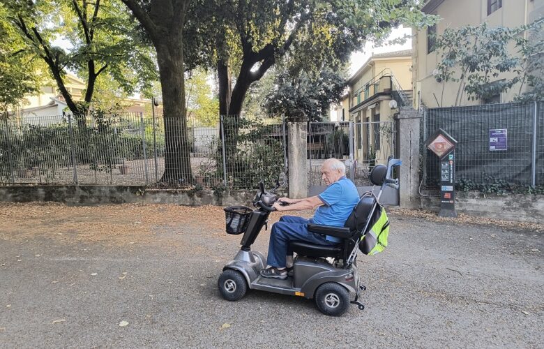 Il presidente Enrico Nencioni davanti al circolo del Boschetto chiuso ormai da cinque mesi. L'appello: "Una cena per raccogliere un po' di denaro per sanare alcuni sospesi con i fornitori e parlare del futuro dell’associazione"