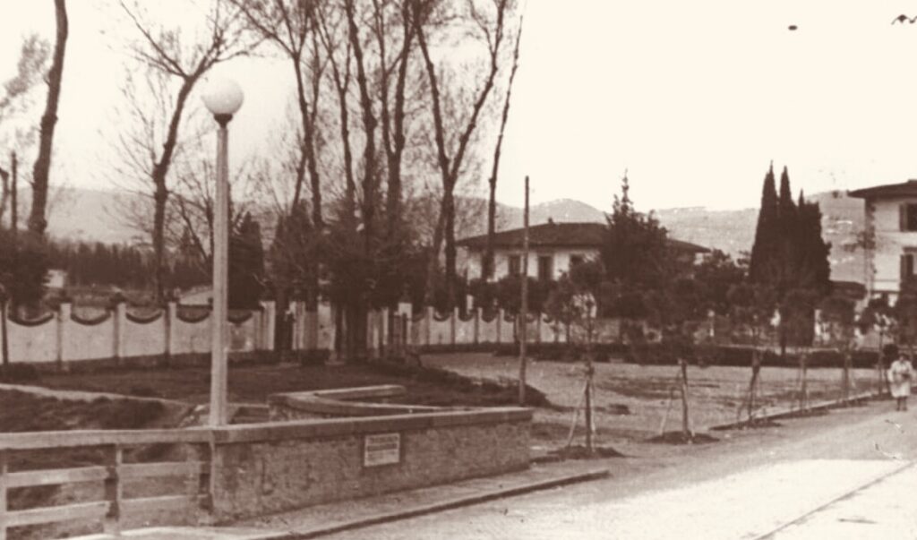 Piazza Marconi nel 1940 circa. Il muro festonato sulla sinistra delimitava il campo sportivo della "Robur" di Scandicci (Foto tratta dalla serie "Scandicci si racconta" dall profilo fb della Biblioteca di Scandicci)