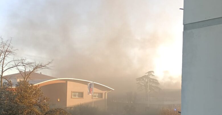 Incendio nei capannoni di Alia  in tra via Baccio da Montelupo e via Bibbiena a Firenze, vicino Ponte a Greve