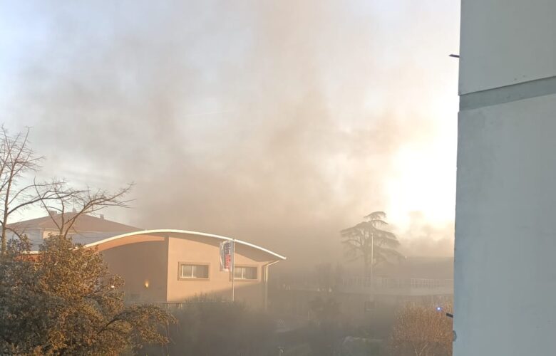 Incendio nei capannoni di Alia  in tra via Baccio da Montelupo e via Bibbiena a Firenze, vicino Ponte a Greve