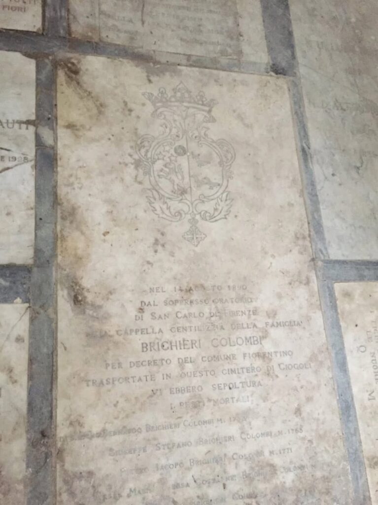 Lastra terragna che ricorda il trasferimento delle salme dei membri della famiglia Brichieri-Colombi (foto dell'autore, 2018).