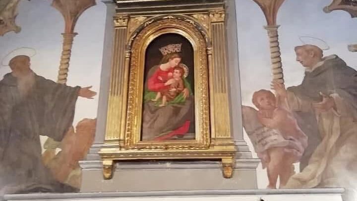 Anonimo, Madonna col Bambino; Famiglia Benini, I santi Domenico e Benedetto che adorano l'immagine mariana, anni 1930-1940 circa. Foto dell'autore (2025)