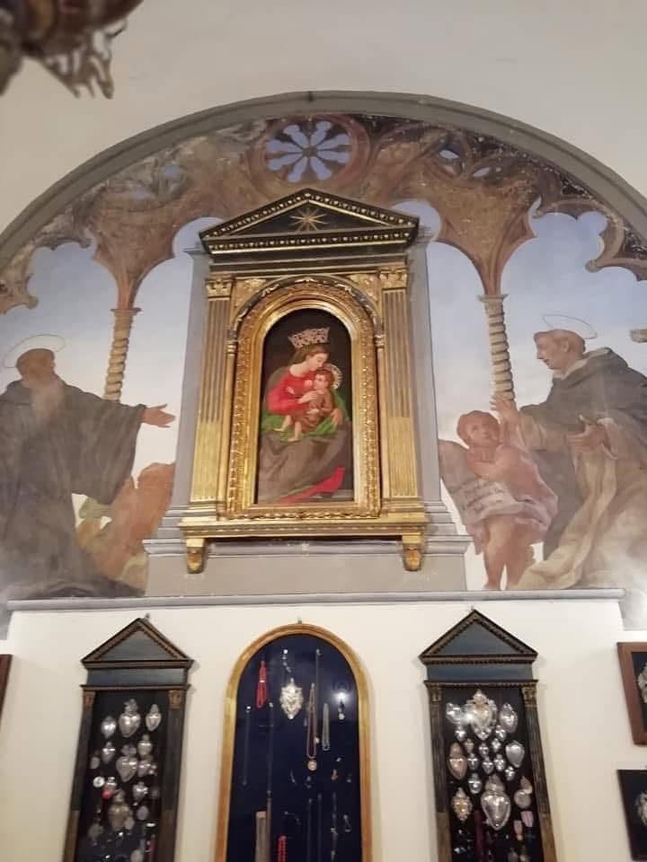 Anonimo, Madonna col Bambino; Famiglia Benini, I santi Domenico e Benedetto che adorano l'immagine mariana, anni 1930-1940 circa. Foto dell'autore (2025)